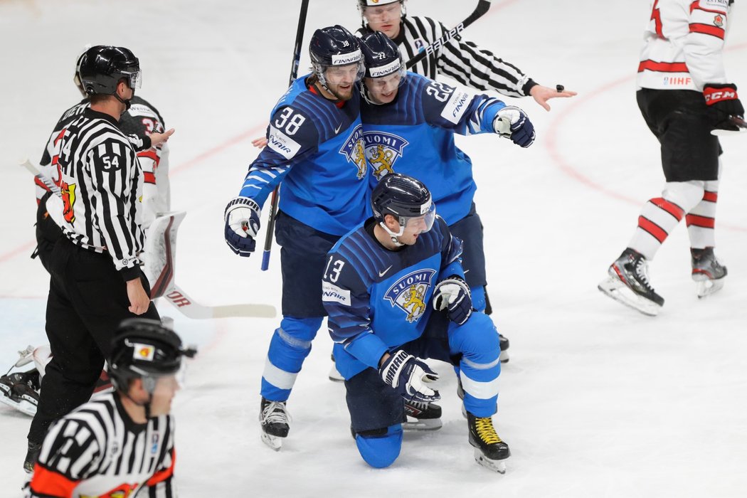 Finští hokejisté se radují z první trefy ve finále proti Kanadě