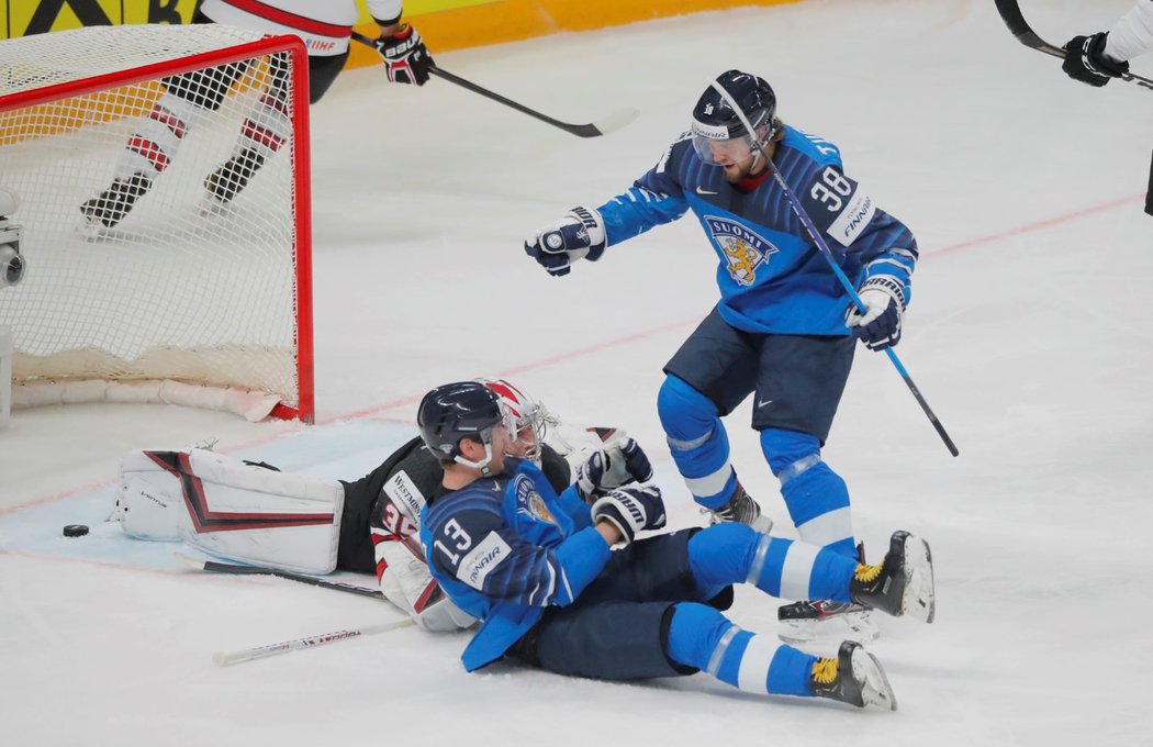 Mikael Ruohomaa otevřel skóre finále, raduje se i spoluhráč Teemu Turunen