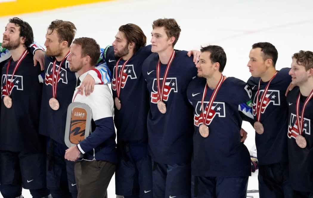 Američtí hokejisté se radují ze zisku bronzových medailí