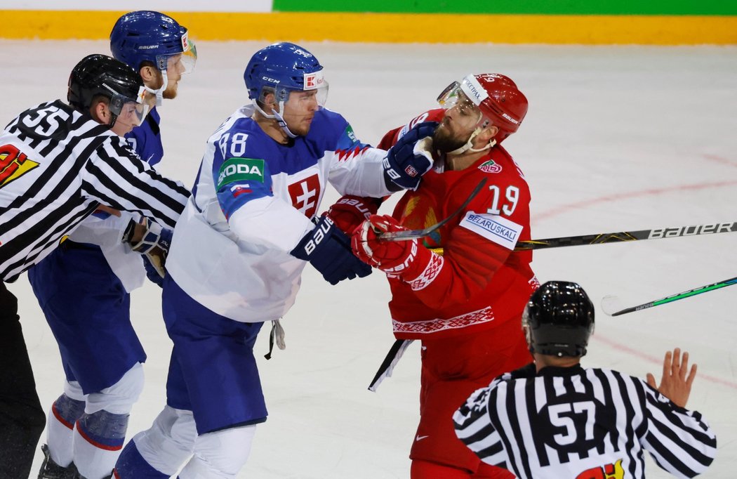 Nikita Komarov dostal v první třetině trest do konce utkání za ostrý zákrok na Šimona Nemce, účty si s ním chtěl vyřídit Kristián Pospíšil