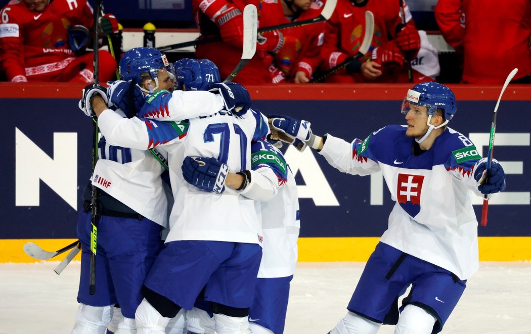 Slovenští hokejisté se radují z úvodní branky Kristiána Pospíšila