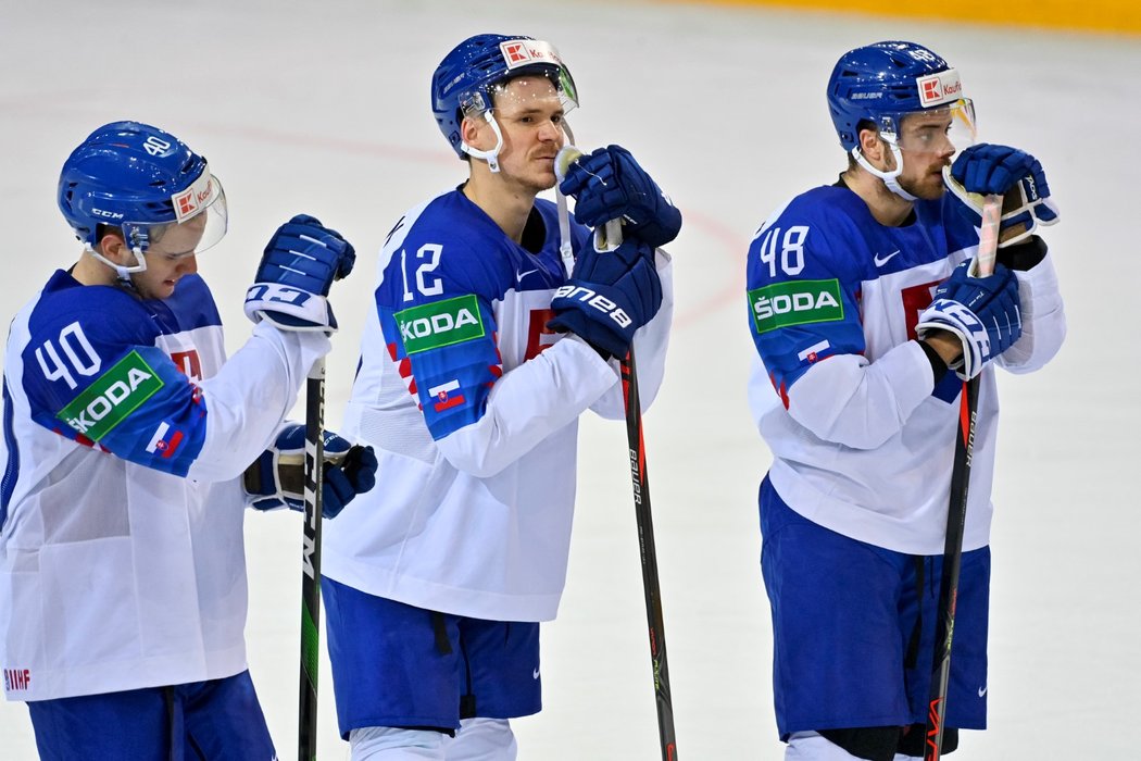 Slovenští hokejisté smutní po kruté prohře od Švýcarska