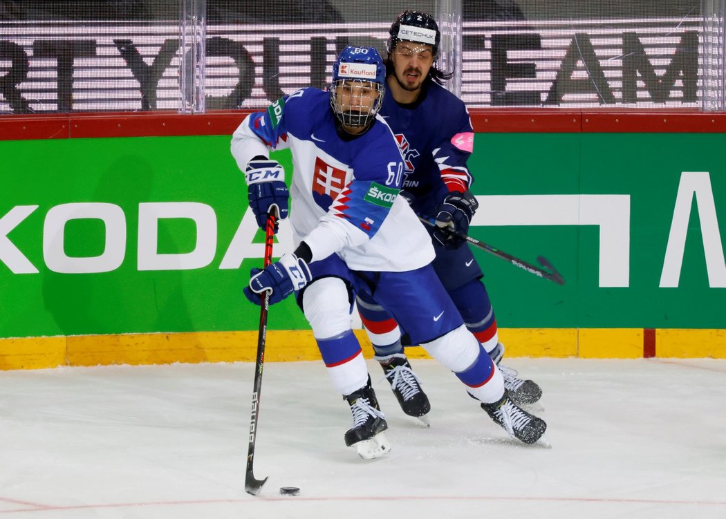 Mladý slovenský útočník Juraj Slafkovský uniká s pukem britskému soupeři