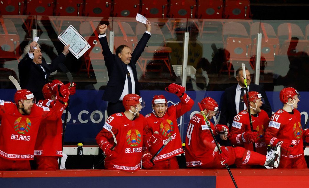 Běloruská střídačka slaví nečekané vítězství 1:0 nad Švédskem