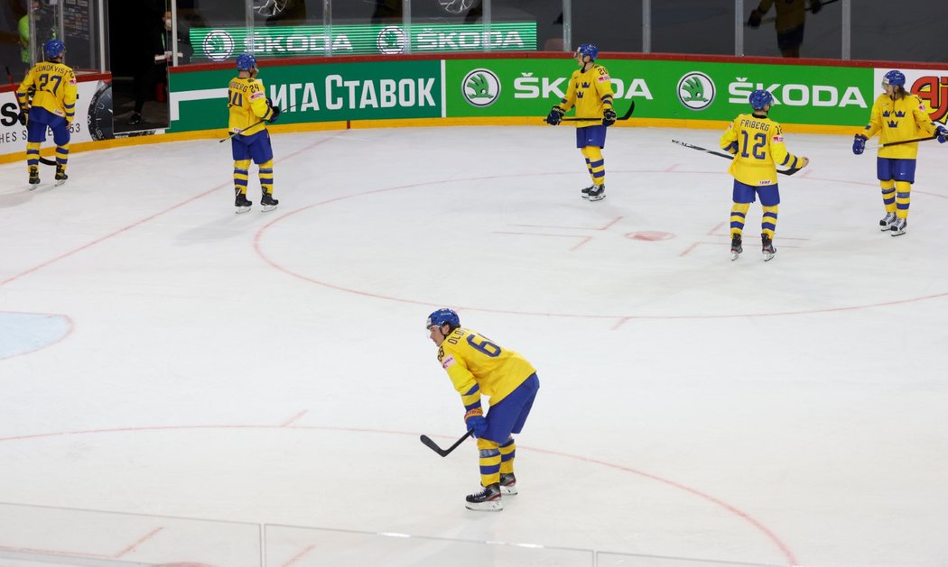 Zklamaní švédští hokejisté odjíždí z ledu po prohře s Běloruskem