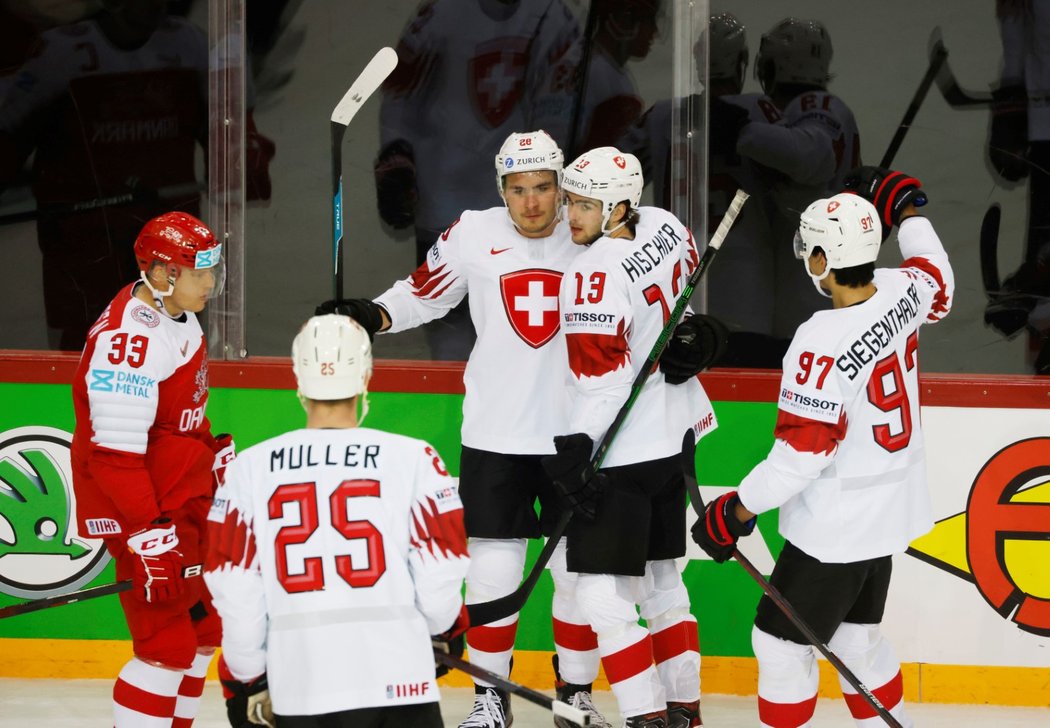 Švýcarští hokejisté se radují z první branky utkání proti Dánsku, kterou vstřelil Timo Meier