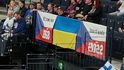 Čeští fanoušci vyvěsili na tribuně vlajku Ukrajiny, po zásahu pořadatelů ji ale museli sundat...