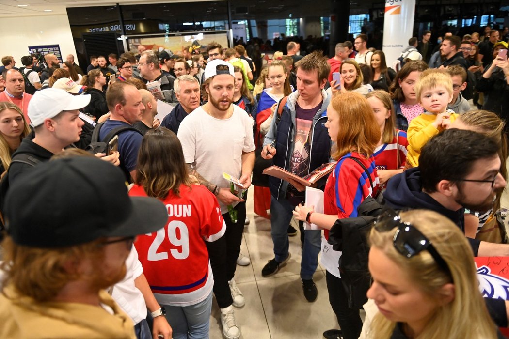 David Pastrňák v obležení fanoušků po příletu z mistrovství světa ve Finsku