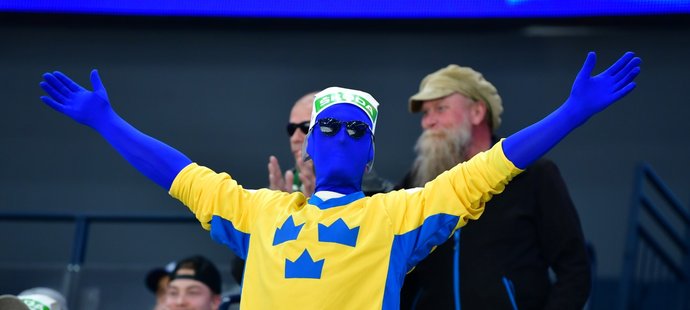 Švédský fanoušek během utkání proti Česku