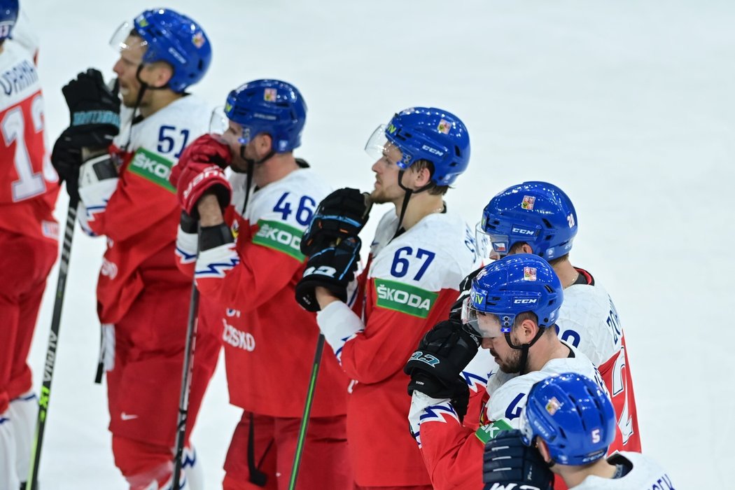 Čeští hokejisté smutní po porážce 3:5 se Švédskem