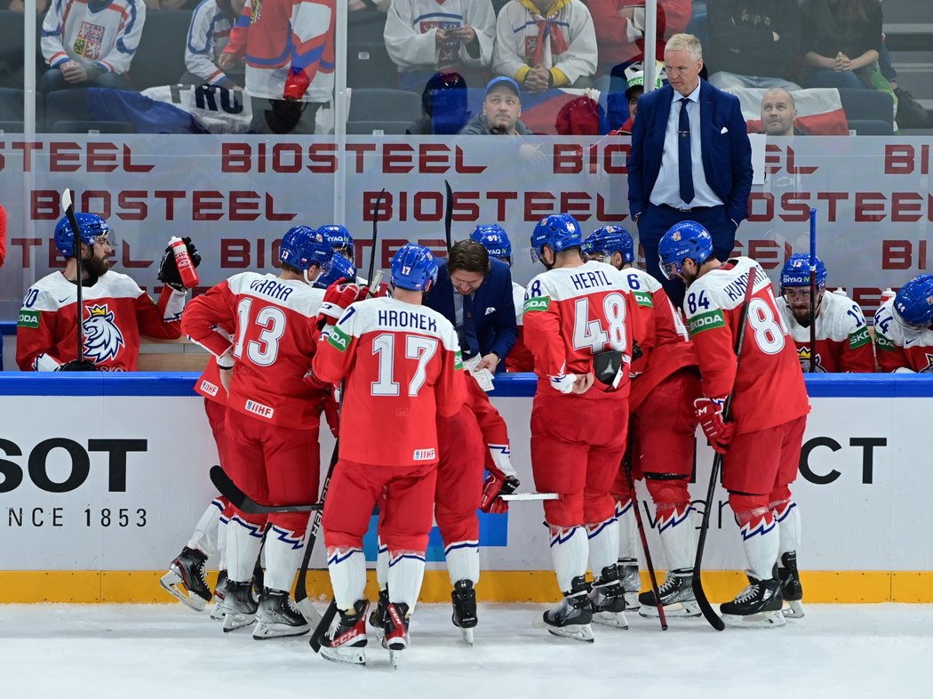 Taktiku při závěrečné power play dirigoval asistent trenéra Martin Erat