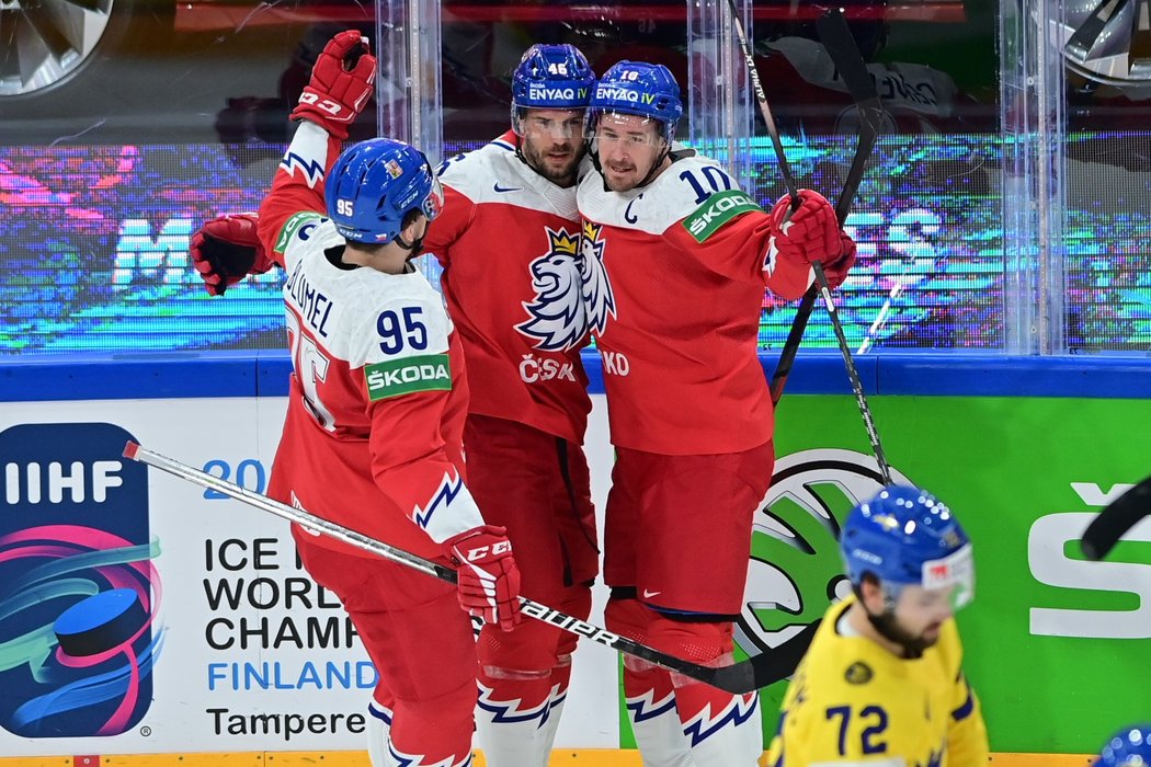 Čeští hokejisté se radují z úvodní branky proti Švédsku, kterou vstřelil David Krejčí