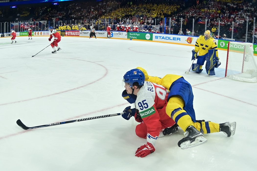 Rasmus Dahlin pil Čechům krev, v souboji s Matějem Blümelem ale švédská hvězda faulovala