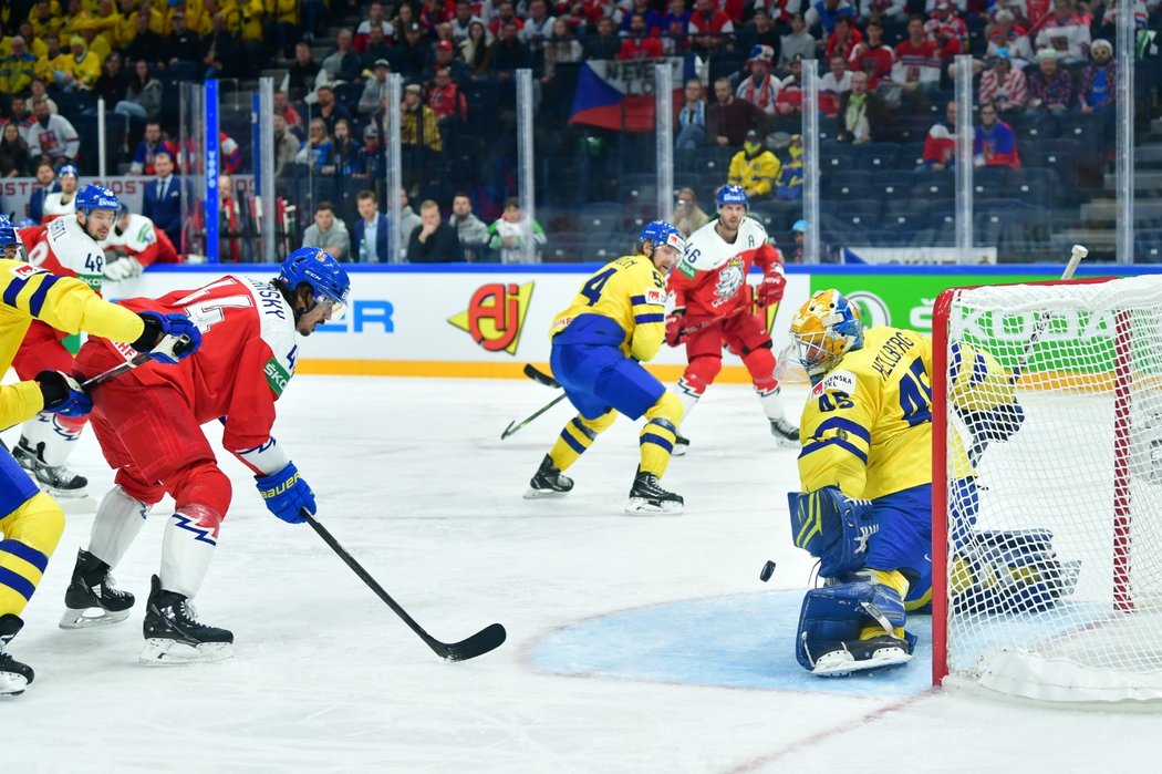 Magnus Hellberg se přesouvá proti šanci Matěje Stránského