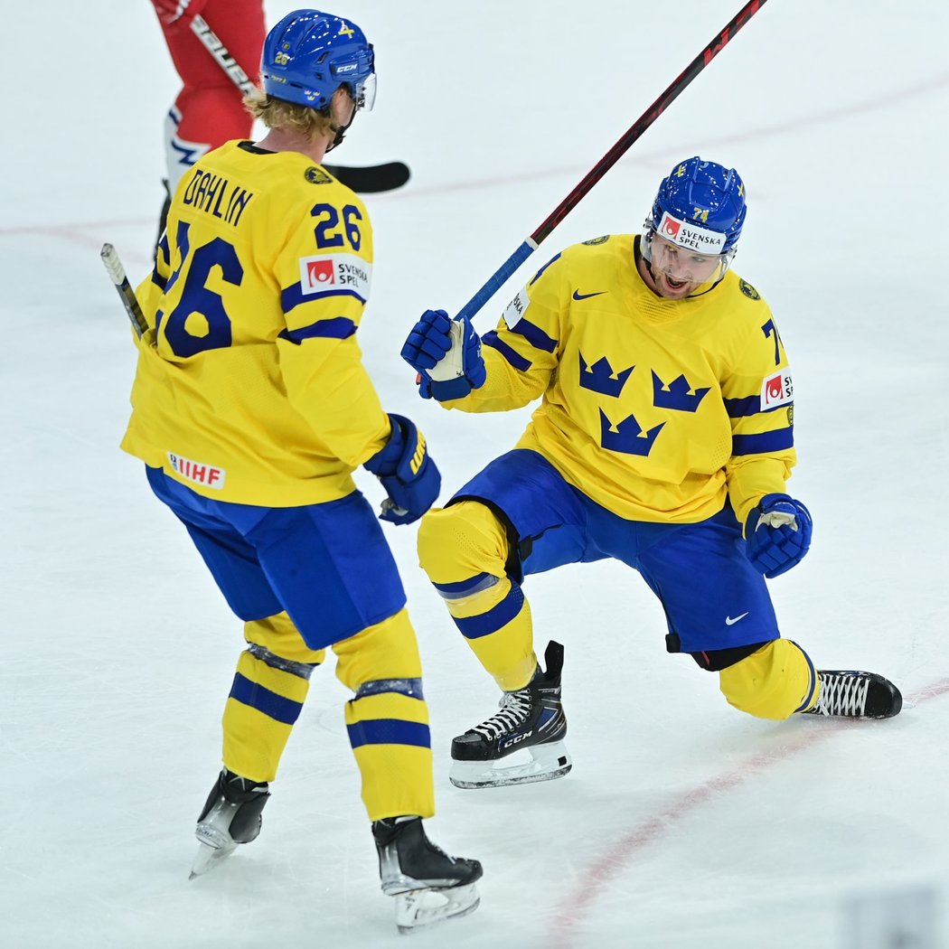 Rasmus Asplund se raduje z vyrovnání Švédů na 1:1