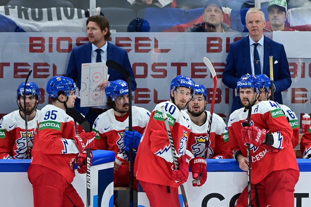 Čeští hokejisté v závěru utkání dostali trest za příliš mnoho hráčů na ledě
