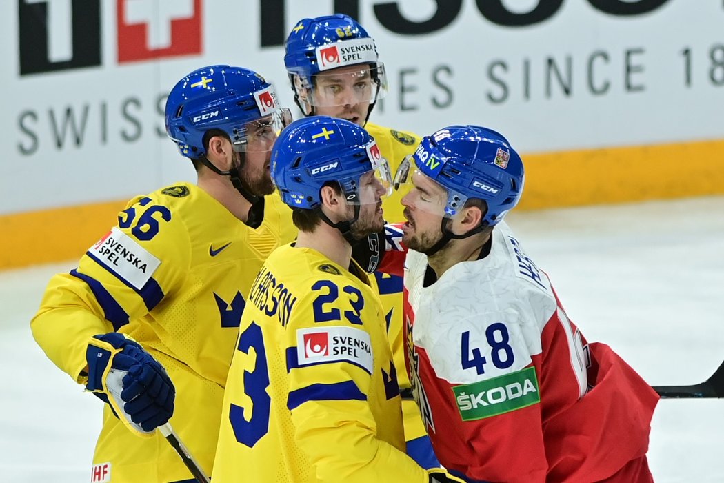 Tomáš Hertl se dostal do křížku s Oliverem Ekmanem-Larssonem