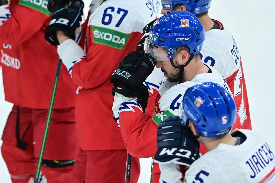 Tomáš Hertl smutní po porážce se Švédskem 3:5