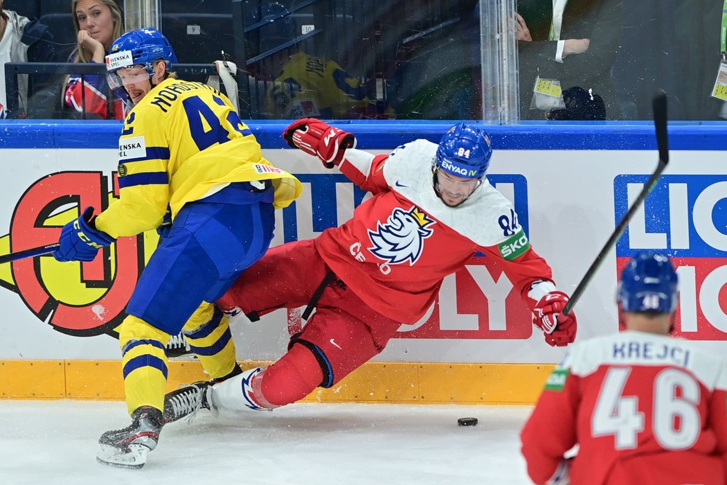 Tomáš Kundrátek padá po souboji u mantinelu s Joakimem Nordströmem