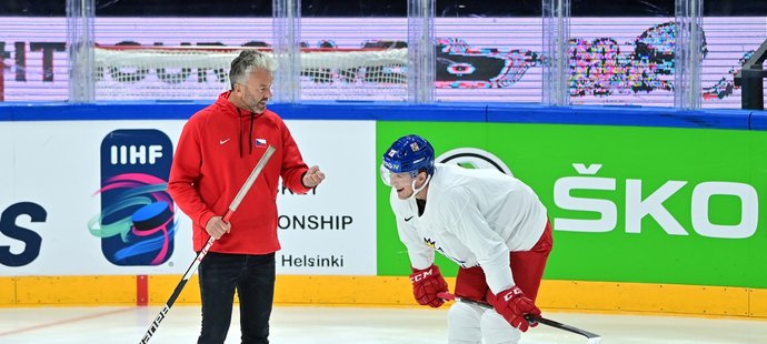 Generální manažer Petr Nedvěd a útočník Jakub Vrána na pátečním tréninku české reprezentace