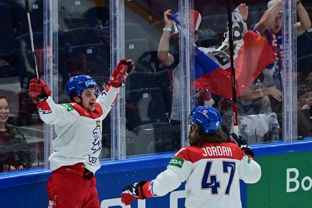 Michal Jordán měl už v minulosti delší vlasy. Při jeho štaci se ale žena Lucie bojí, do jaké délky mu nakonec dorostou