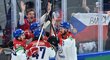 Čeští hokejisté se radují z trefy Matěje Blümela proti USA