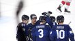 Finští hokejisté se radují z branky do sítě Velké Británie