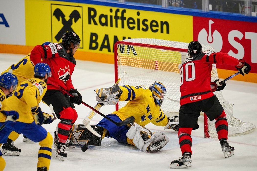 Linus Ullmark vytáhl puk po střele Matthewa Barzala už za čarou, Kanada tím srovnala čtvrtfinále na 3:3