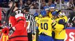 Švédští hokejisté se radují z gólu ve čtvrtfinále proti Kanadě