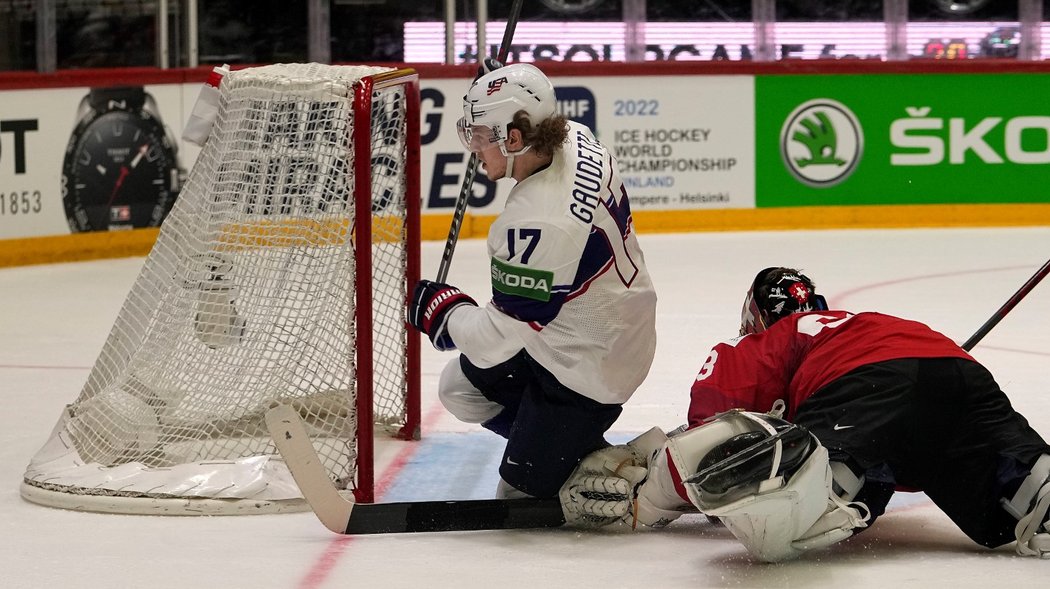 Americký útočník Adam Gaudette přelstil Leonarda Genoniho a snadno skóroval