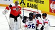 Britští hokejisté se radují z úvodní trefy utkání proti Rakousku