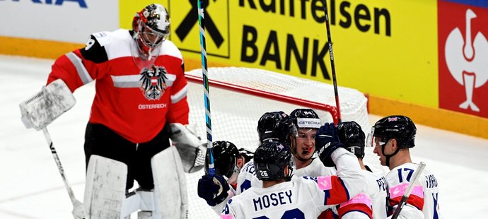 Britští hokejisté se radují z úvodní trefy utkání proti Rakousku