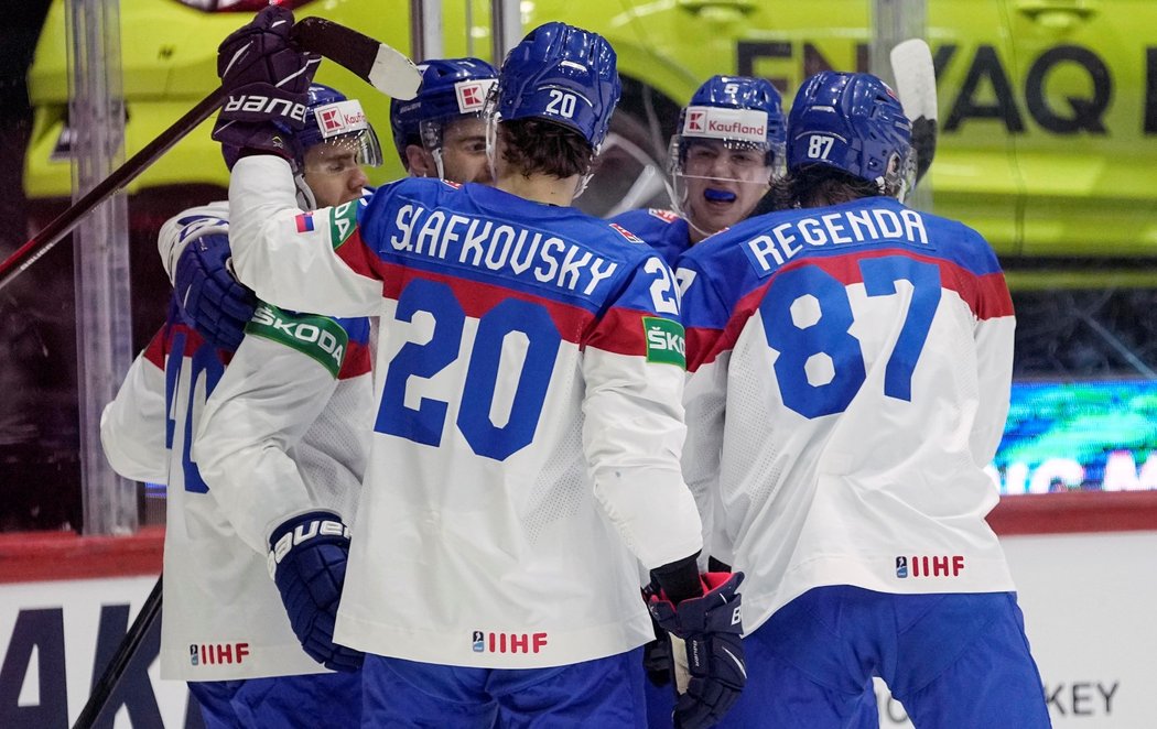 Slovenští hokejisté se radují z úvodní branky utkání proti Francii, kterou zařídil Pavol Regenda