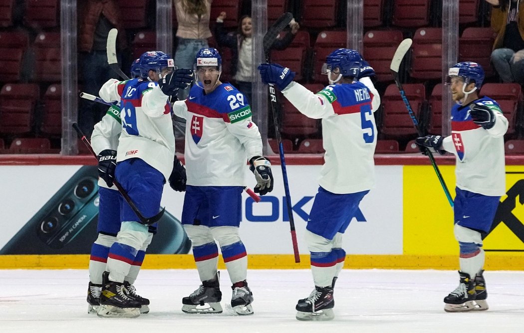 Slovenští hokejisté se radují z vítězné trefy Samuela Takáče