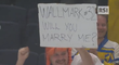 „Wallmarku, #32 – Vezmeš si mě?“ zněl nápis na transparentu švédského fanouška