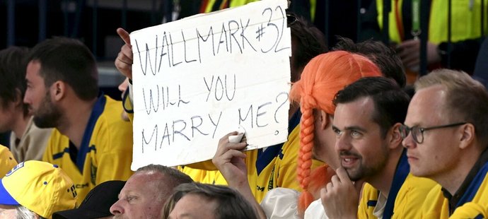 „Wallmarku, #32 – Vezmeš si mě?“ zněl nápis na transparentu švédského fanouška