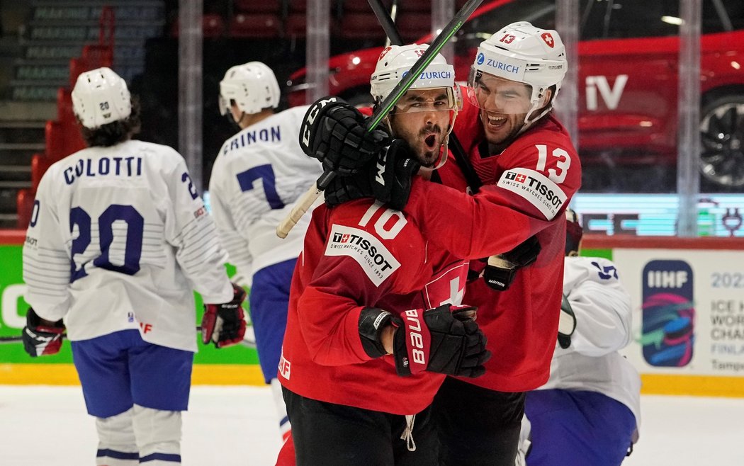 Andres Ambühl a Nico Hischier se radují z trefy proti Francii