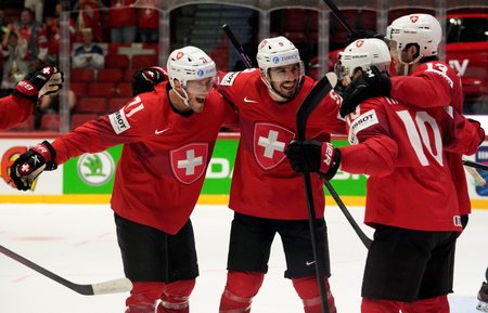 Švýcarští hokejisté slaví trefu Andrese Ambühla proti Francii