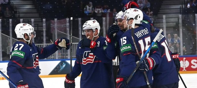 Američtí hokejisté se radují z gólu na 2:0, který vstřelil Seth Jones