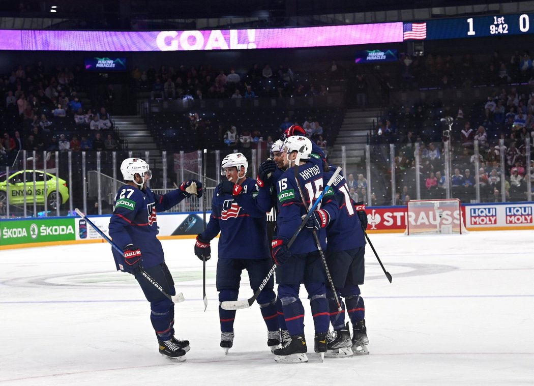 Američtí hokejisté se radují z gólu na 2:0, který vstřelil Seth Jones