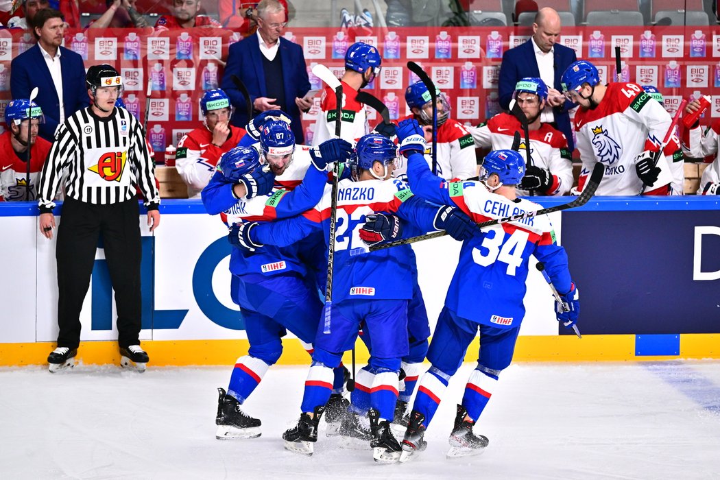 Slovenští hokejisté se radují z úvodní branky, o kterou se postaral Martin Chromiak