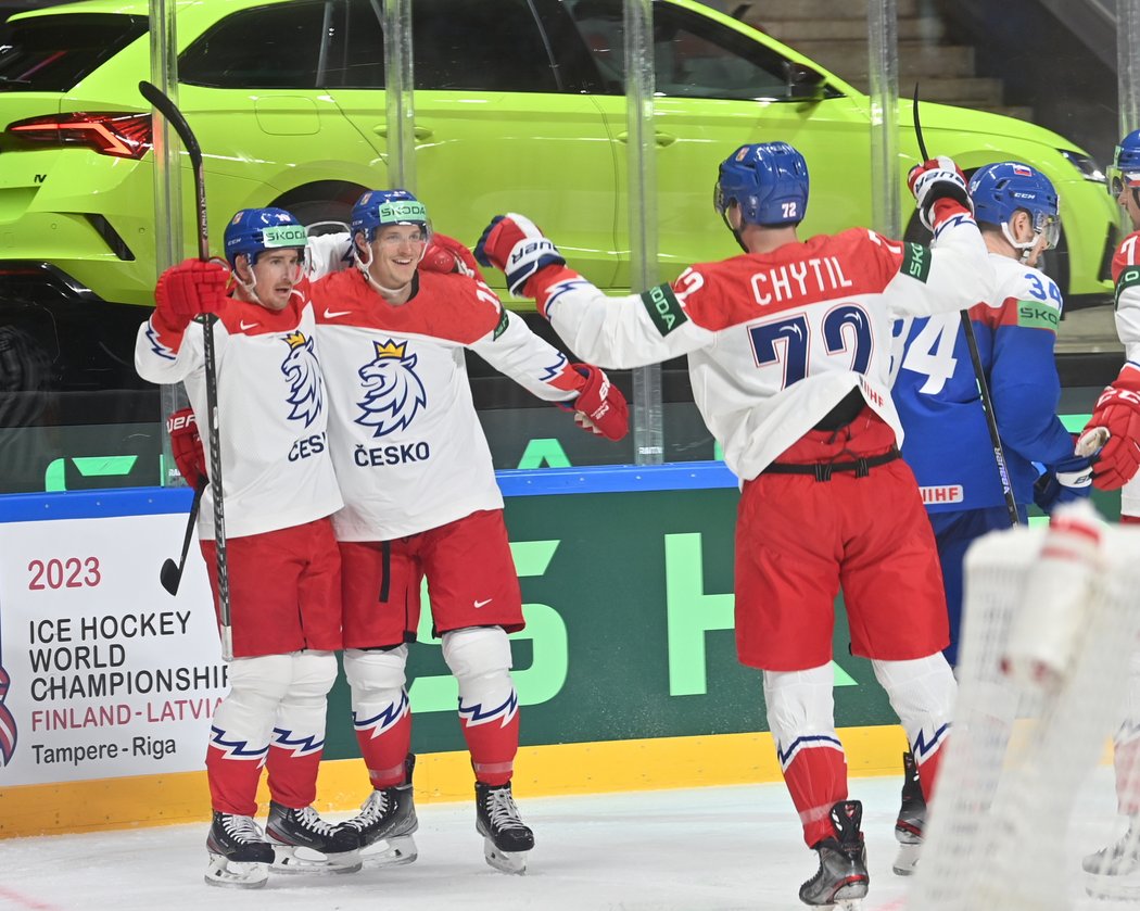 Čeští hokejisté se radují z první branky na šampionátu v Rize, trefil se Roman Červenka