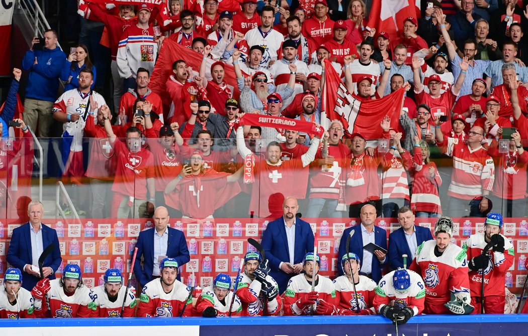 Švýcarští fanoušci se radují z výhry, čeští hokejisté a realizační tým smutní