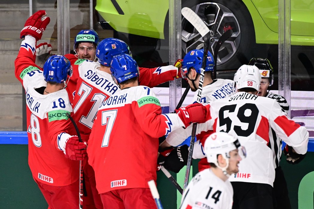 Čeští hokejisté se radují z úvodní branky proti Švýcarsku, o kterou se postaral Roman Červenka