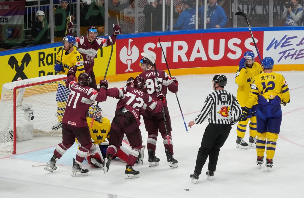 Zakončení Janise Jakse propadlo až do švédské branky, Lotyšsko už vedlo o dva góly