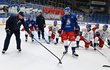 Kari Jalonen na tréninku české reprezentace vysvětluje hráčům své představy Kari Jalonen na tréninku české reprezentace vysvětluje hráčům své představy