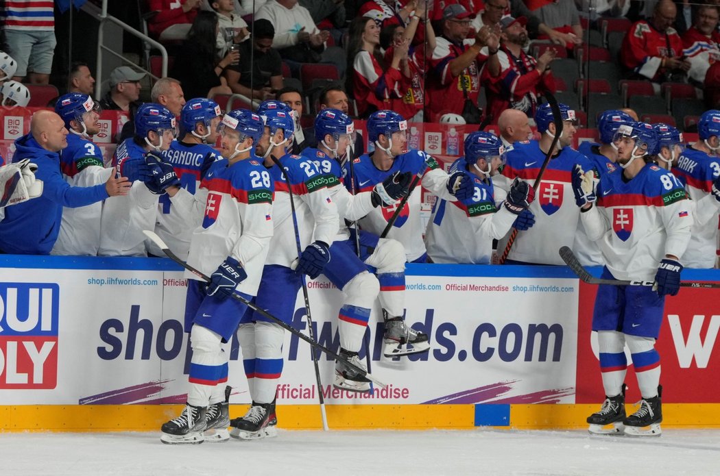 Slovenští hokejisté se radují z úvodní branky utkání, o kterou se postaral Marek Hrivík