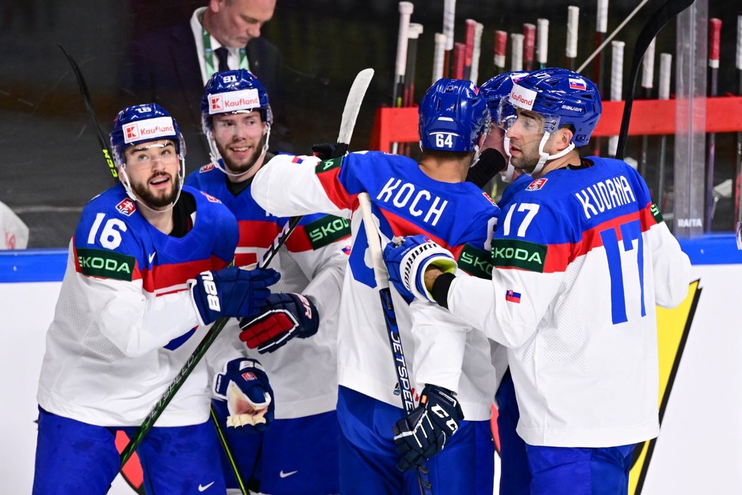 Slovenští hokejisté se radují z trefy Róberta Lantošiho (vlevo)