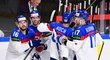 Slovenští hokejisté se radují z trefy Róberta Lantošiho (vlevo)
