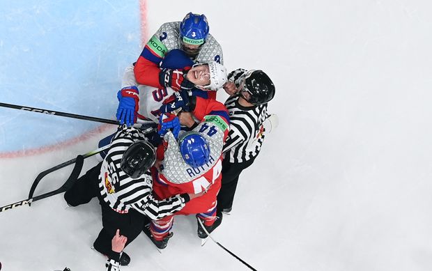 Souboje mezi Radkem Gudasem a Bradym Tkachukem baví fanoušky i den po čtvrtfinálové bitvě Souboje mezi Radkem Gudasem a Bradym Tkachukem baví fanoušky i den po čtvrtfinálové bitvě
